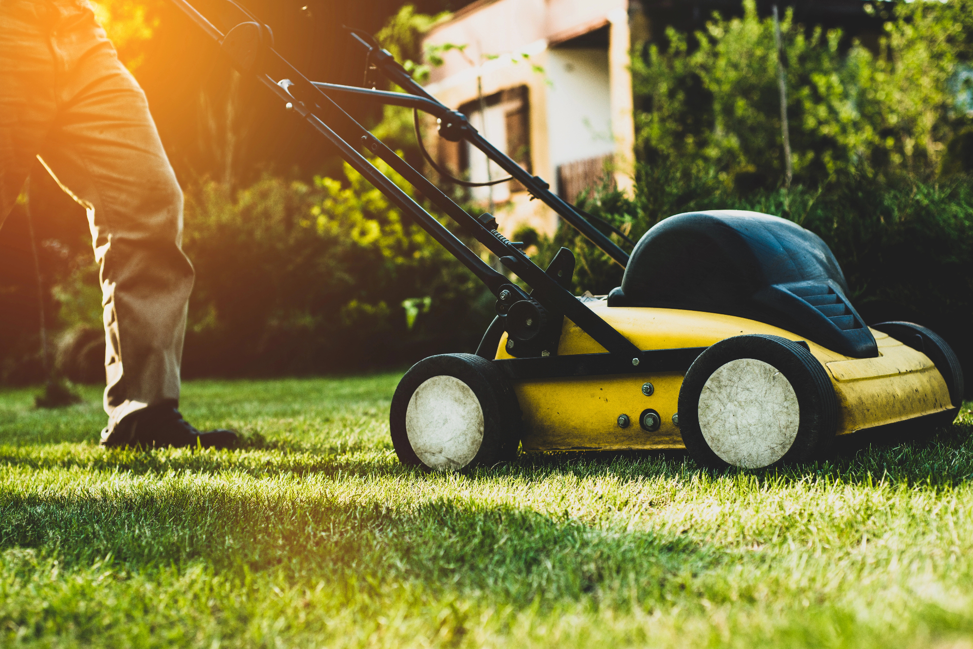 Dirkanje s traktorsko kosilnico po travniku